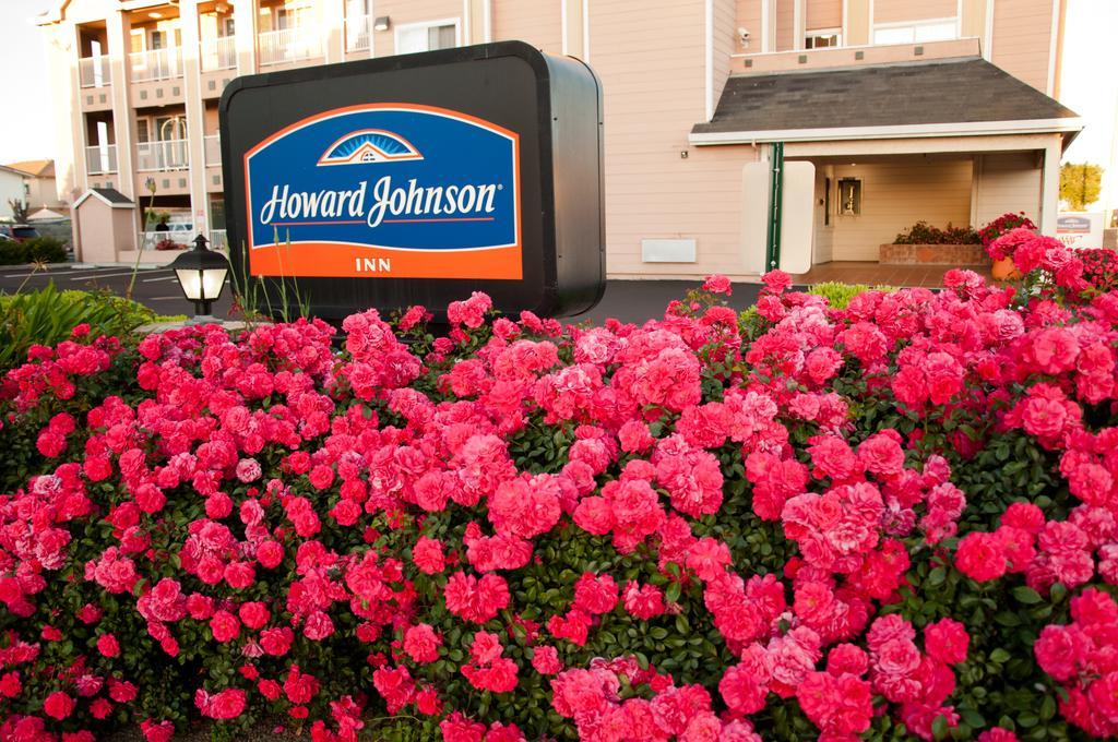 Howard Johnson By Wyndham Salinas Exterior foto