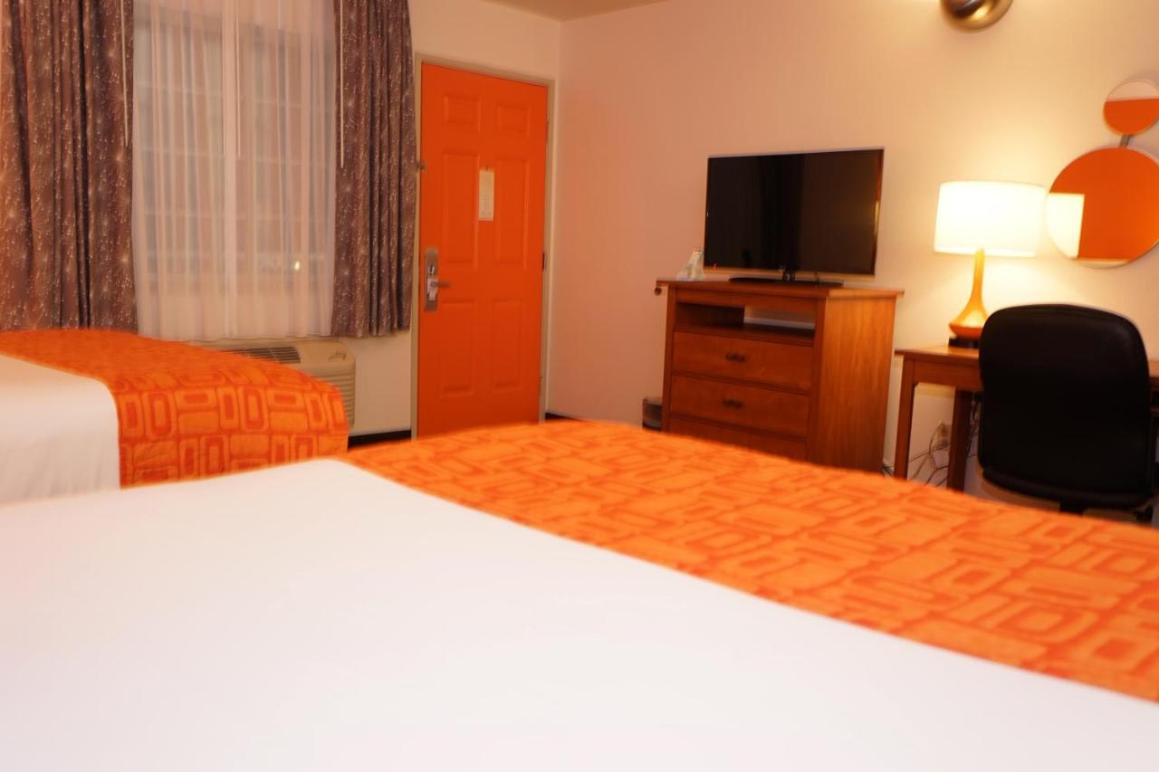 Howard Johnson By Wyndham Salinas Exterior foto